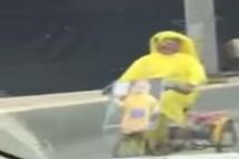 شاهد.. مشجع “نصراوي” يسير عكس السير على الطريق