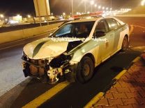 بالصور … قبل قليل شخص يصطدم بدوريتين ( مرور _ أمنية ) ويلوذ بالفرار من الموقع