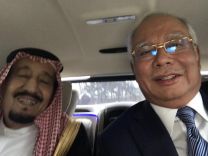 رئيس الوزراء الماليزي يلتقط سيلفي مع الملك سلمان