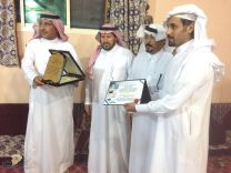 مُدير ومعلمو الفاروق يُكرمون 4 من زملائهم في حفل توديعهم ..