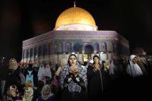 الاف المُصلين يكتظّ بهم المسجد الأقصى بـ قدس فلسطين ليلة 27 .. ( صور ) ..