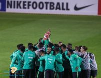 فيديو.. المنتخب السعودي يؤخر المران نصف ساعة لأداء صلاة المغرب