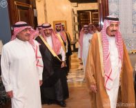 بالصور.. خادم الحرمين ومحمد بن نايف ومحمد بن سلمان يزورون الأمير مقرن بمنزله