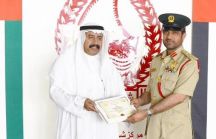 شرطة دبي تكرم سعودياً لأمانته وتمنحه شهادة شكر وتقدير