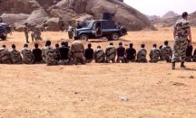 صورة: جنود وضباط الطوارئ يؤدون الصلاة بعد القضاء على قتلة الرشيدي