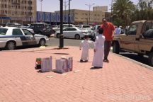بالصور.. طفلان يوزعان المياه الباردة والعصائر على المصلين في أحد المساجد