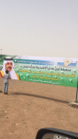 “طفل حائل ” يقبل صورة أمير حائل الأمير عبدالعزيز بن سعد والتي وضعتها ” صحيفة عين حائل الإخبارية ” أمام مقرها