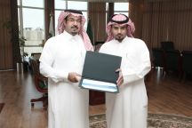 يكرم الشهم ” فهد القنياوي ” المتبرع بكليته “لمنال الحربي” على عمله الإنساني النبيل