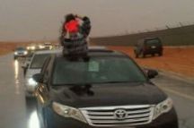 القبض على فتاة سعودية خرجت من فتحة سقف سيارة برفقة سائق العائلة