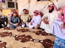 بالصور رئيس بلدية الشملي م. شايم الشمري يقدم واجب العزاء لأحد عمال البلدية