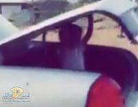 شخص يضع طفلته في “شنطة السيارة”..