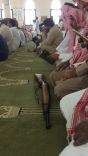 مواطن يفاجئ الجميع في احد المساجد في جازان بالدخول وهو يحمل البندقية وسط ذهول المصلين