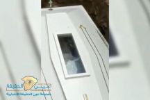 بالفيديو….جثة تلوح ( وتأشر ) بيدها لحظة دفنها داخل القبر