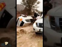 بالفيديو: شجاعة شباب في حائل تُنقذ عائلة جرفت السيول مركبتهم