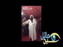 محدثا قناة العربية ولـmbc ( تش ش ش ) ويحطم آلتين موسيقيتين أثناء خطبة له