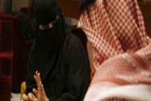 لماذا يفضل السعوديون البائع الأجنبي عن أبناء وطنهم؟.. 5 أسباب بينها معاكسة الفتيات