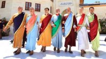 بالصور: أهل الكهف يظهرون في تركيا.. 7 أصدقاء يجوبون البلاد رفقة كلبهم منذ 8 سنوات