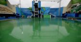 المياه الخضراء لحمام السباحة الأولمبي يثير حيرة اللاعبين