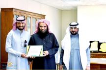 بعد أن قطع إجازته المرضية وباشر إحتراق أحد المساجد..  الشيخ العجيمي يكرم الموظف الضبعان
