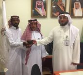 مواطن يسلّم سياحة حائل قطعة أثرية نادرة