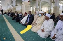 «مسؤولة»تجلس بجوار الرجال في الصف الأول داخل مسجد