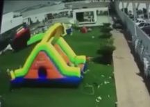 ⁠⁠⁠بالفيديو: مجموعة أطفال يلهون ويلعبون على بالونة ألعاب كبرى في حديقة.. فحدثت الكارثة!!