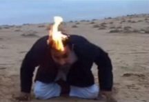 بالفيديو …. مهايط شاب يولع بشعر رأسه النار